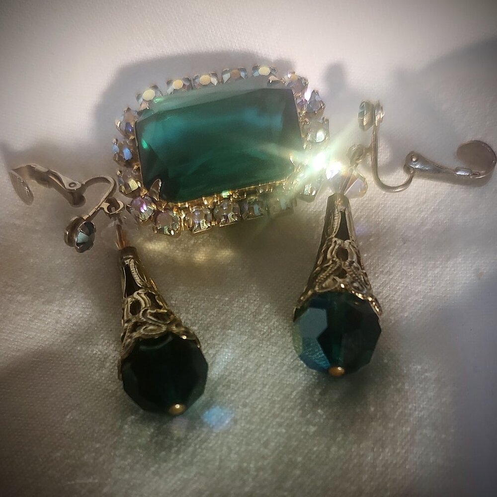 Faux emerald, green, Pin/Brooch, clip on, square, dangles, vintage, rhinestones